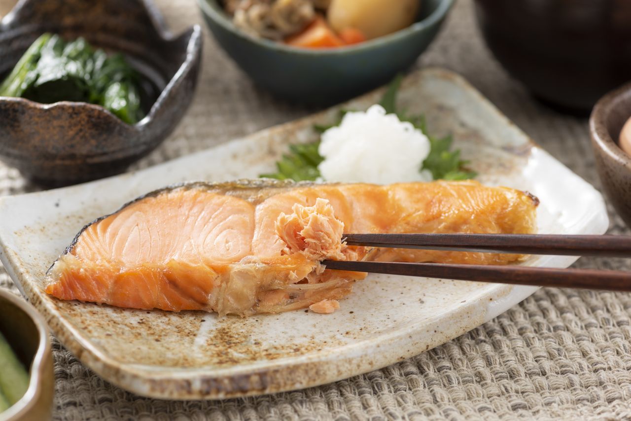 https://seafood.media/attach_fck/Familiar%20salmon%20on%20the%20Japanese%20dining%20table%20Photo_%20PIXTA.jpg