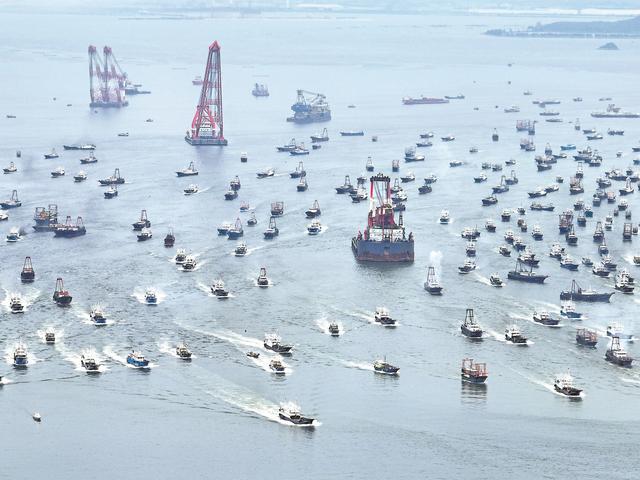 Seafood Media Group - Worldnews - Thousands of fishing vessels in the South  China Sea, a large number of seafood are on the way